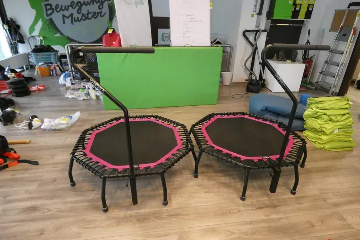 2x Fitness-Trampolin mit Haltegriff, schwarz/rosa